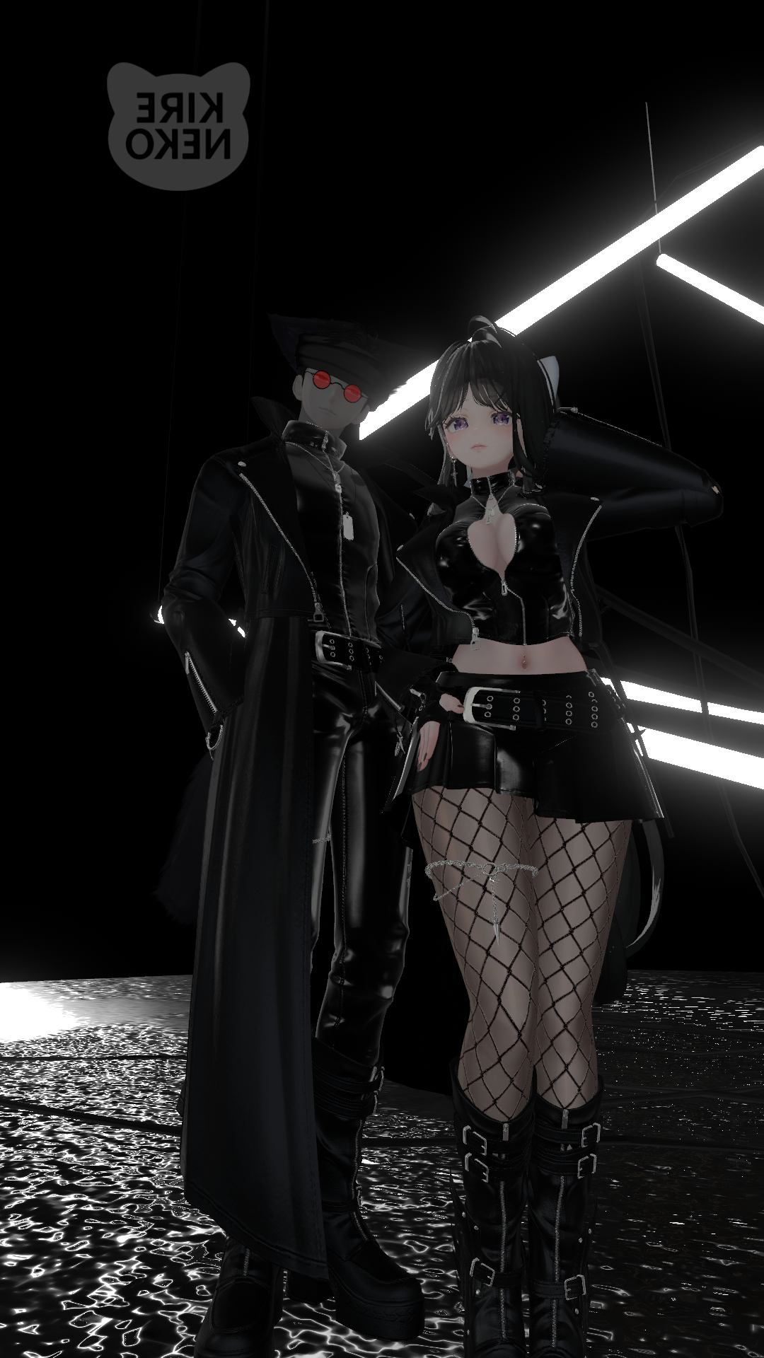 Dos avatares con atuendos negros posando bajo luces blancas en VRChat