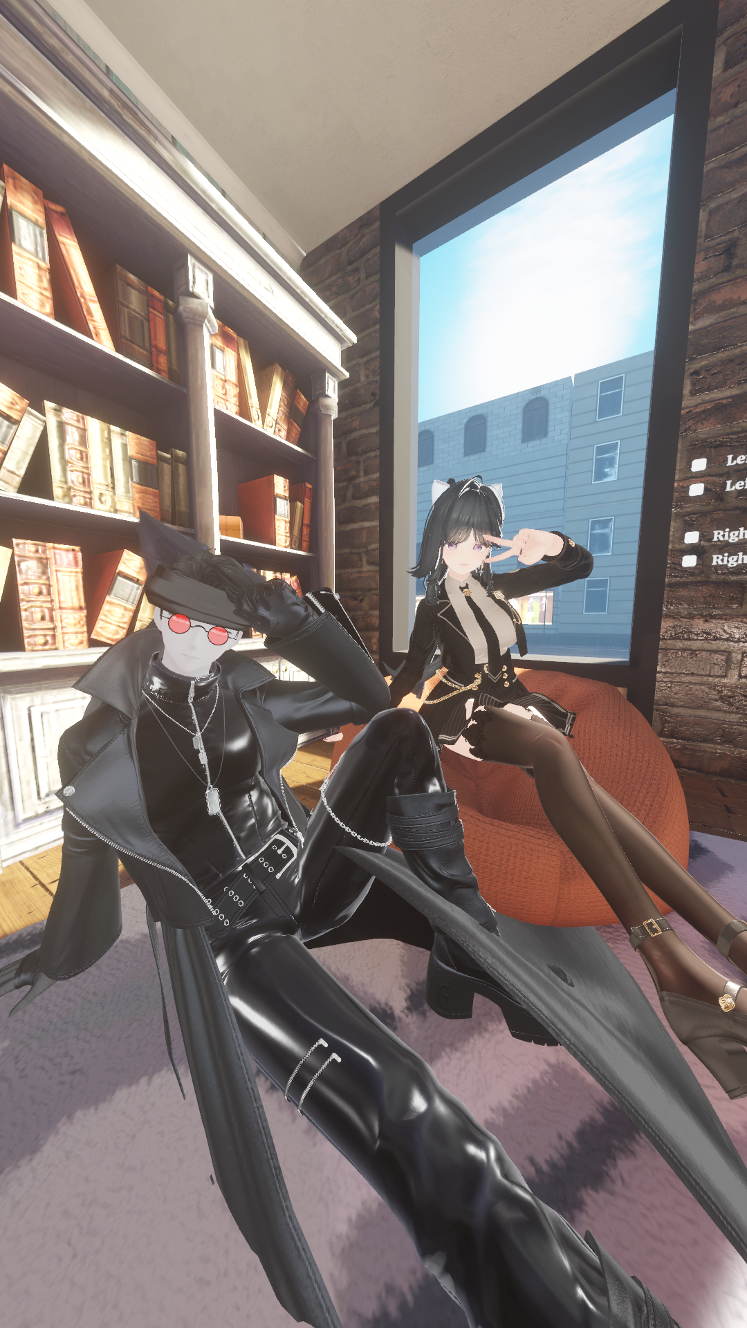 Dos avatares con atuendos negros posando en un estudio iluminado de VRChat